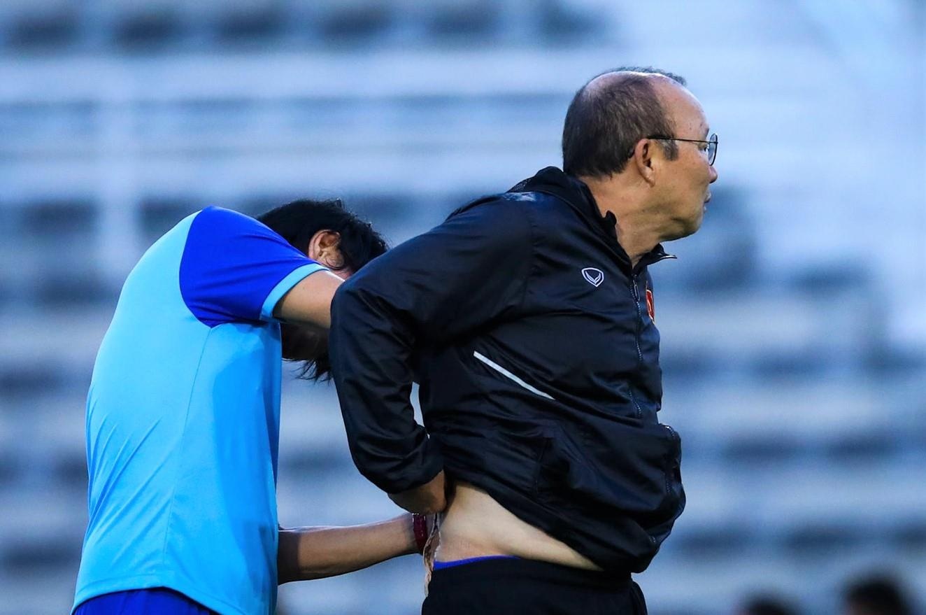 HLV Park dau lung, lien tuc thu gian gan cot o san tap hinh anh