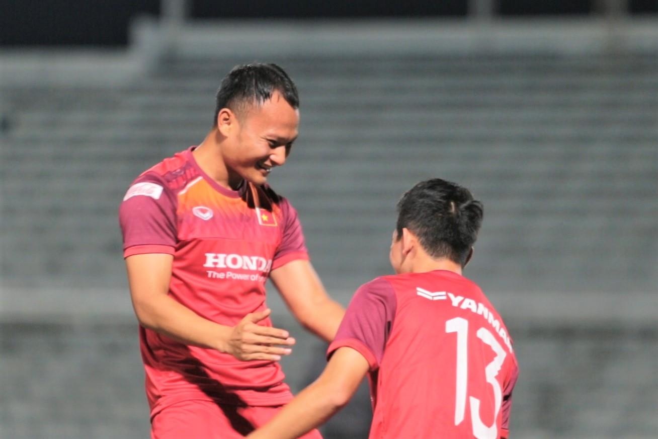 Tieng cuoi ron ra tai buoi tap cua DTVN truoc tran Thai Lan hinh anh