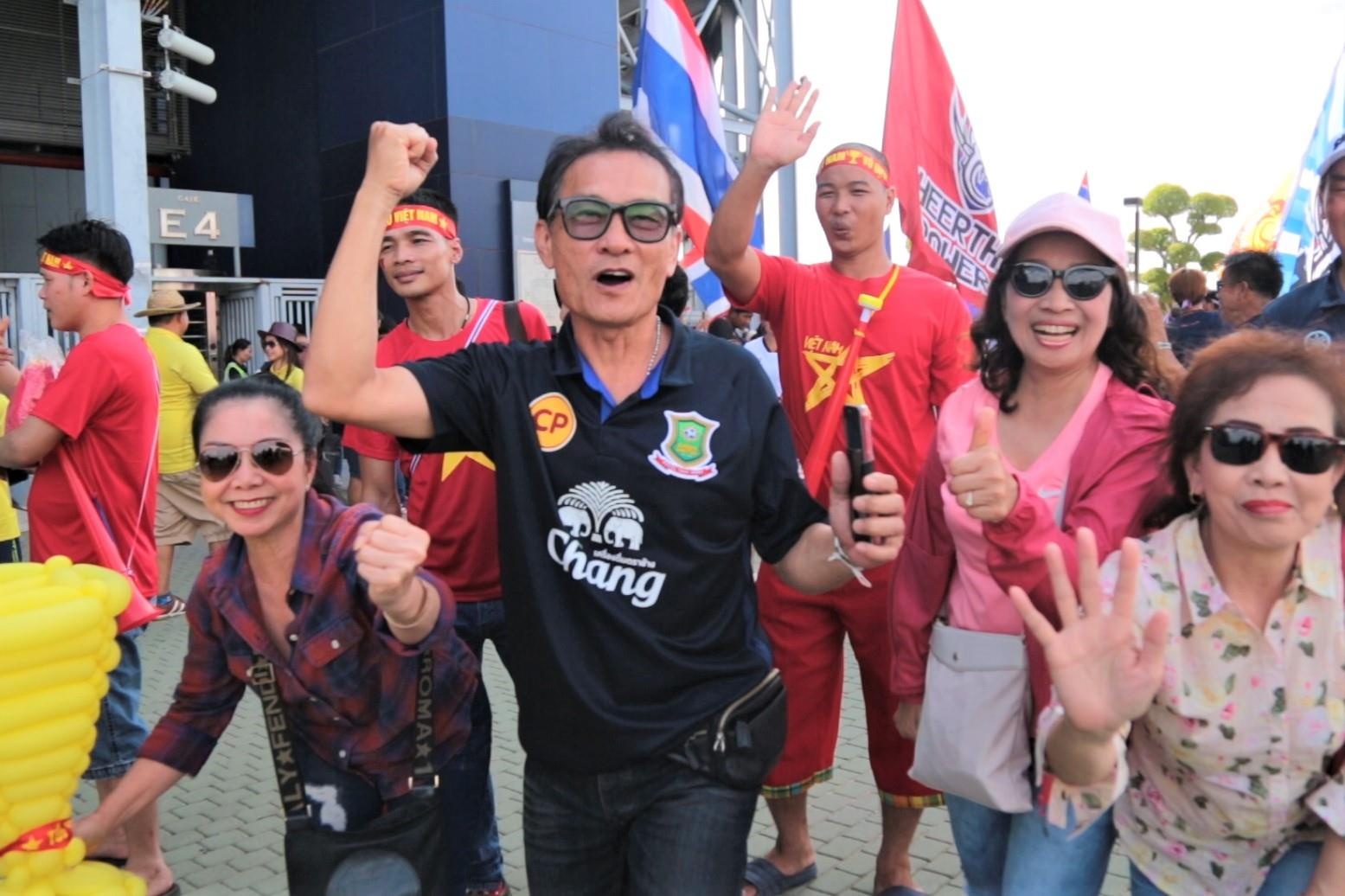 CDV Thai Lan va Viet Nam tao nen khong khi le hoi truoc tran dau hinh anh