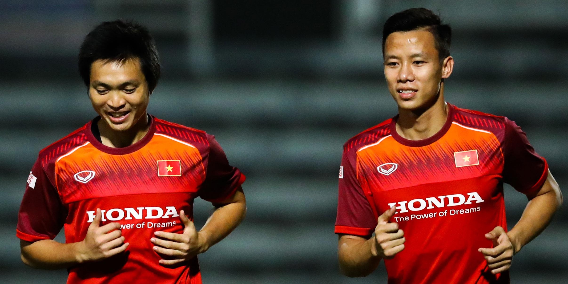 Tuyen Viet Nam khoi dong truoc tran dau voi Thai Lan hinh anh