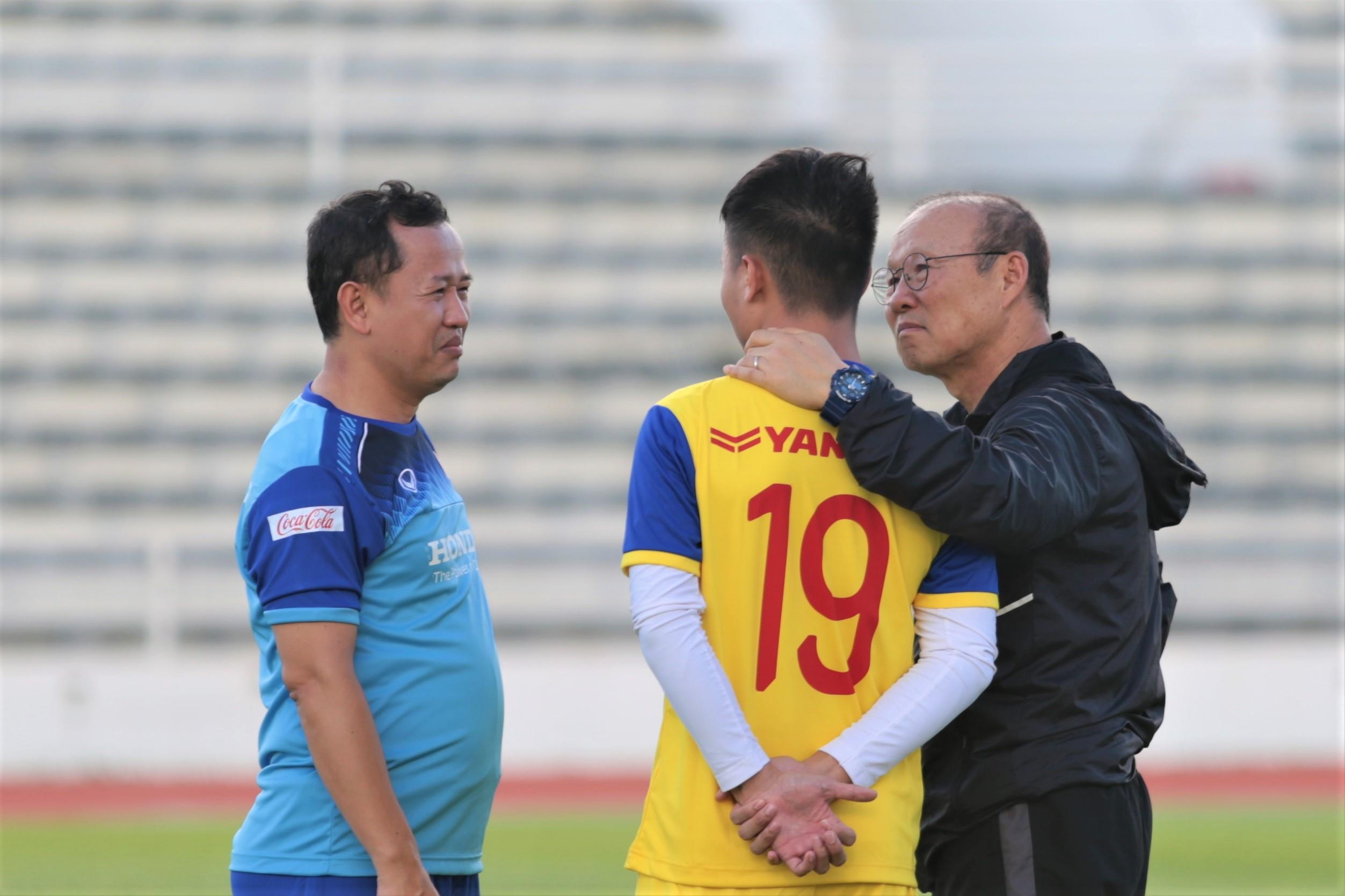 HLV Park noi chuyen rieng voi Quang Hai, Van Hau trong buoi tap hinh anh