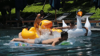 Duc Chinh nghich ngom, ru dong doi boi thi hinh anh