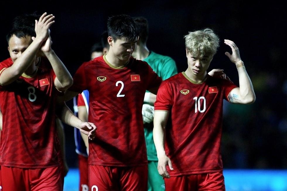 Cong Phuong duoc dong doi an ui khi da hong luan luu hinh anh