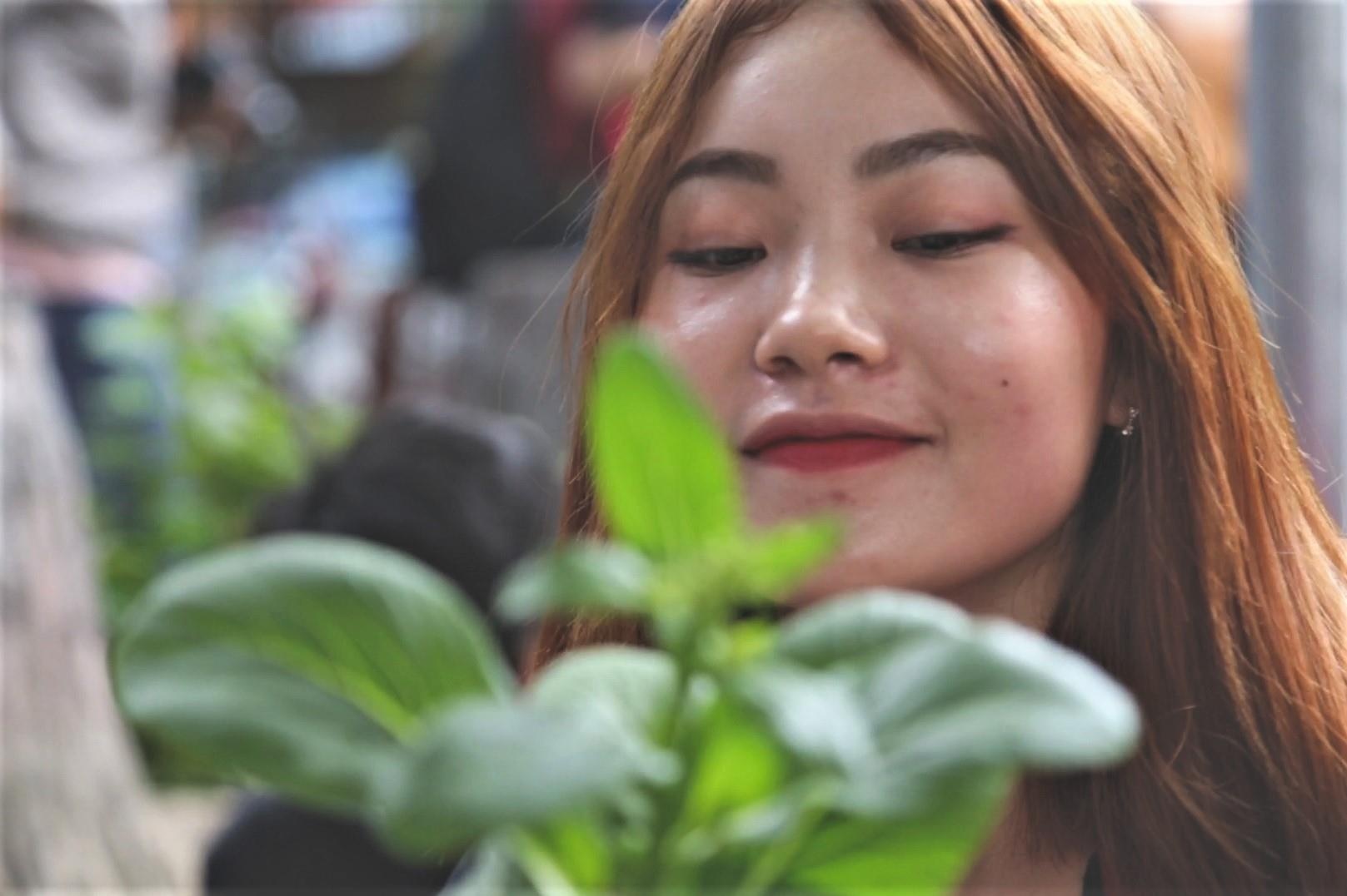 Ngay hoi bien vo chai nhua thanh chau trong rau o Sai Gon hinh anh