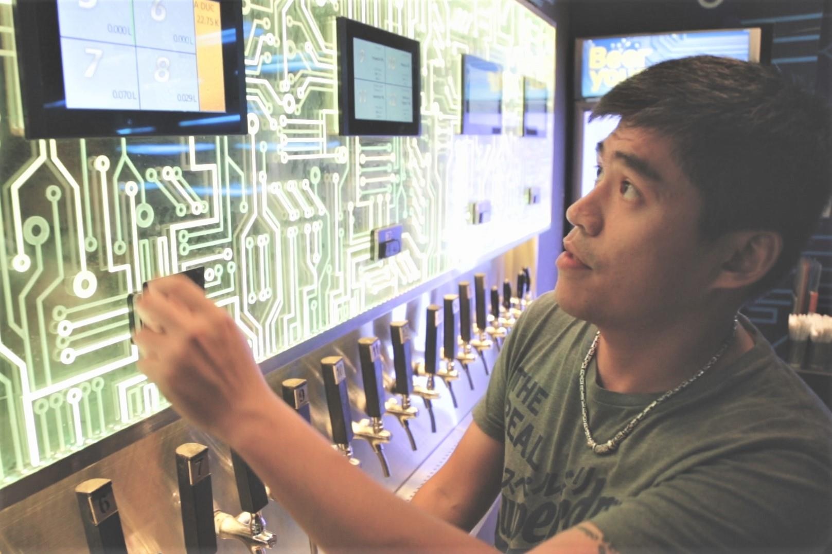 Trai nghiem 'bia ATM' doc dao o Sai Gon hinh anh