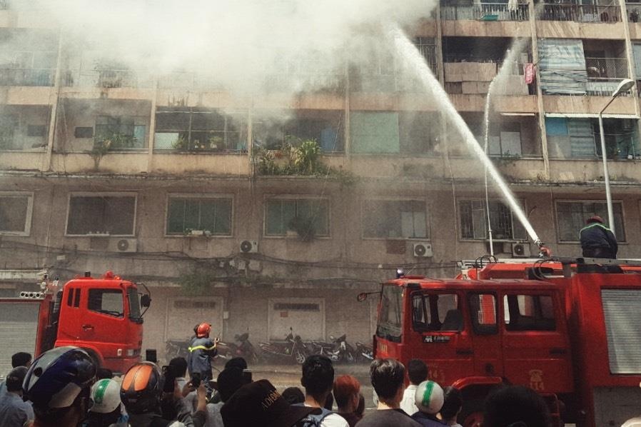 Video giai cuu nguoi mac ket trong dam chay ky tuc xa o Sai Gon hinh anh