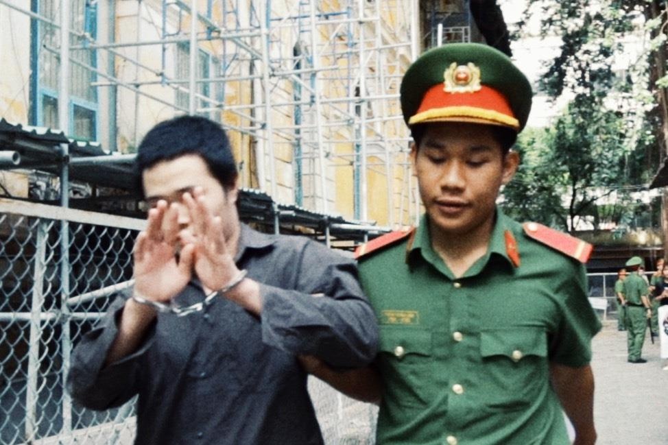 9X moi gioi a hau ban dam 5.000 USD che mat khi hau toa hinh anh