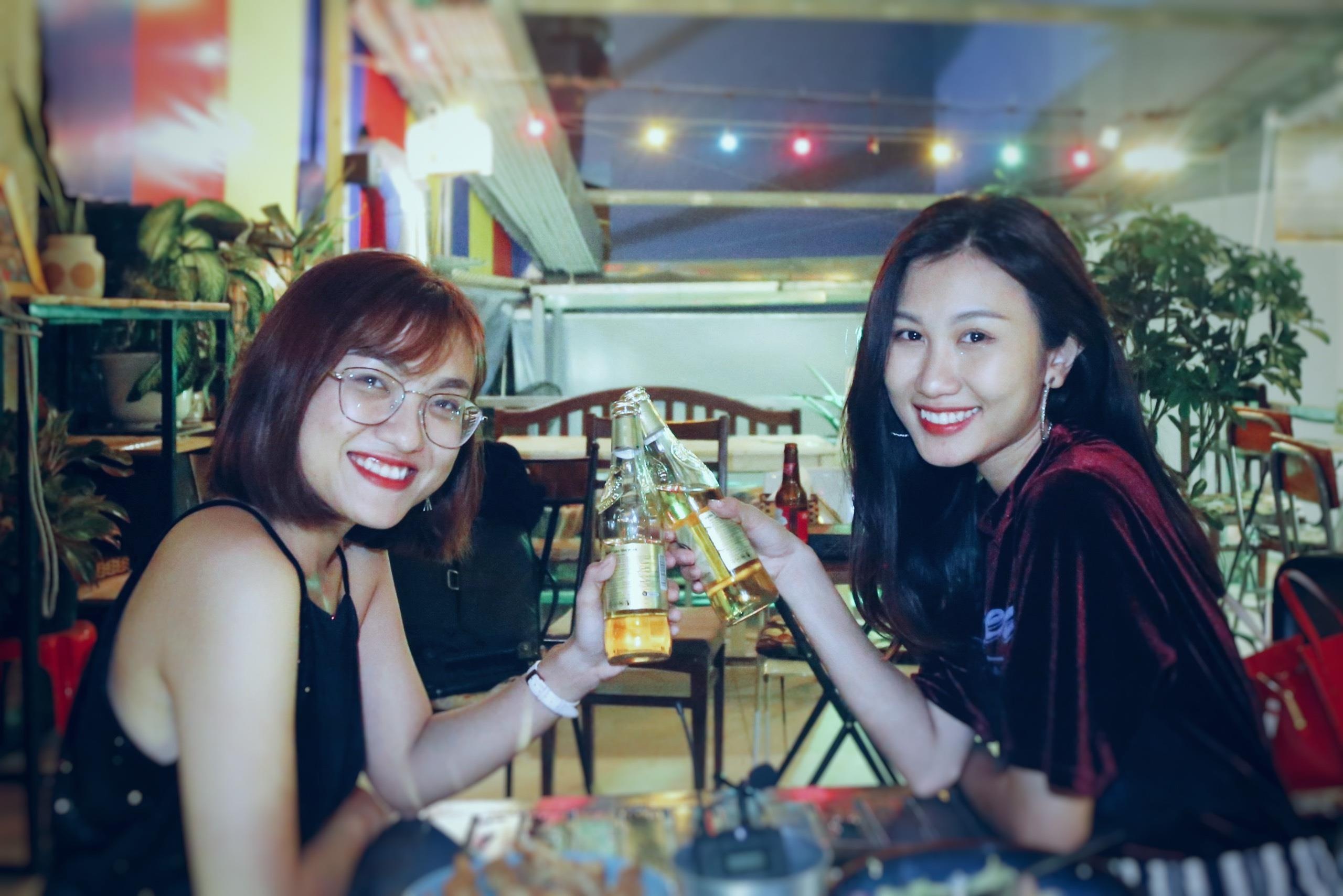 Thuong thuc bia trong khong gian doc dao o Sai Gon hinh anh