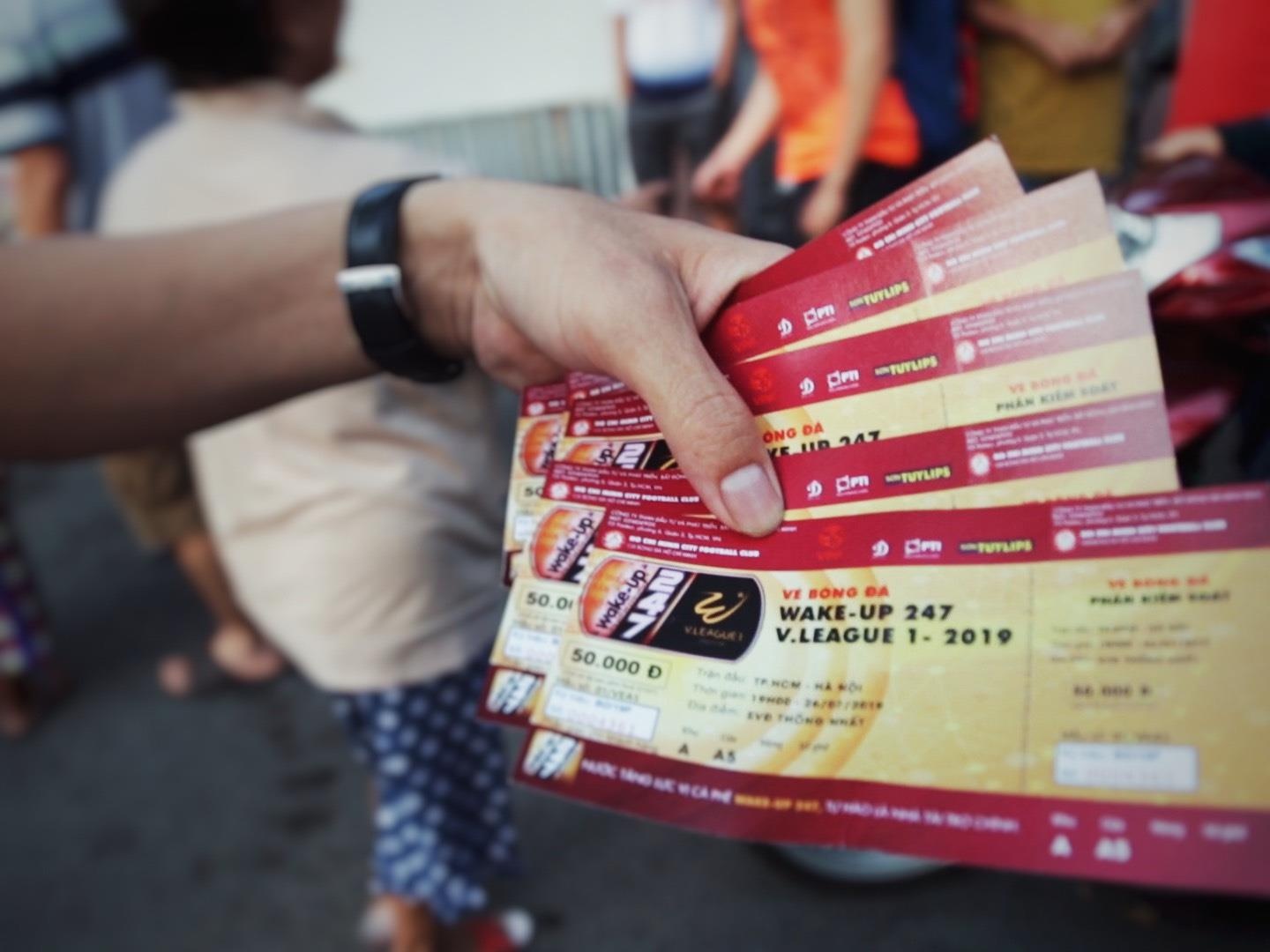 CDV mua nham ve gia khong duoc vao san tran TP.HCM gap Ha Noi hinh anh