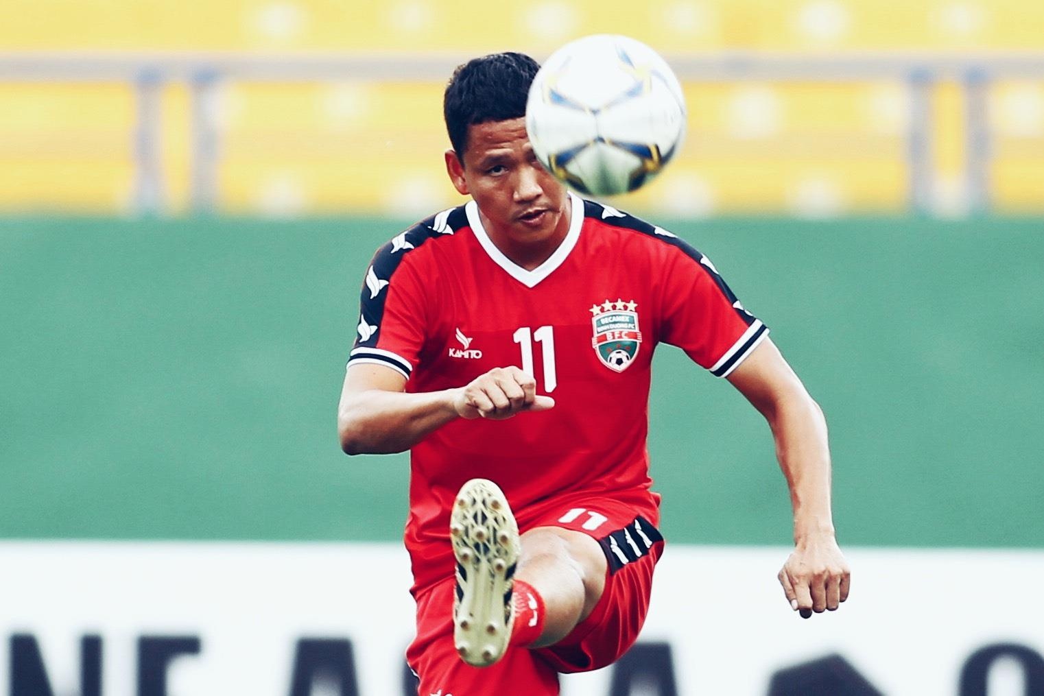 Anh Duc van tap cung doi Binh Duong du HLV noi bi chan thuong hinh anh