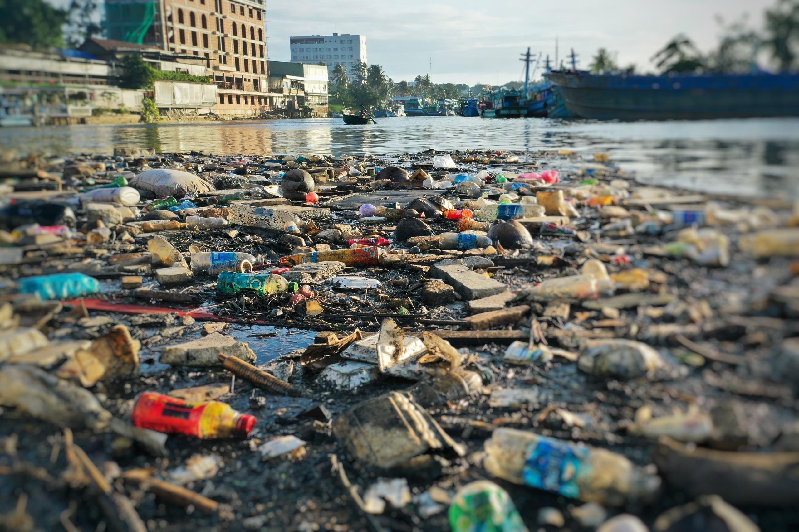 Song Duong Dong bi buc tu boi rac thai hinh anh