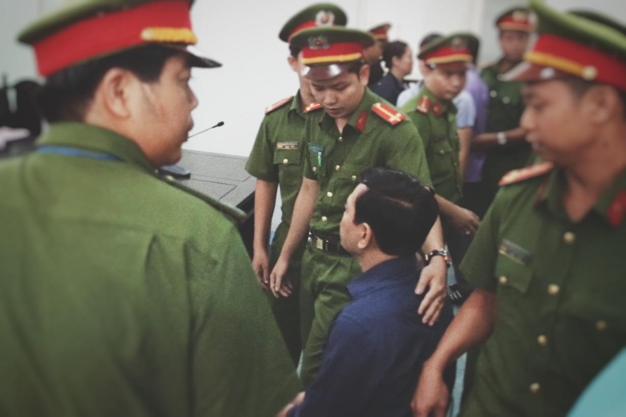 Nguyen Huu Linh mat binh tinh, lac dau khi nghe ban an 18 thang tu hinh anh