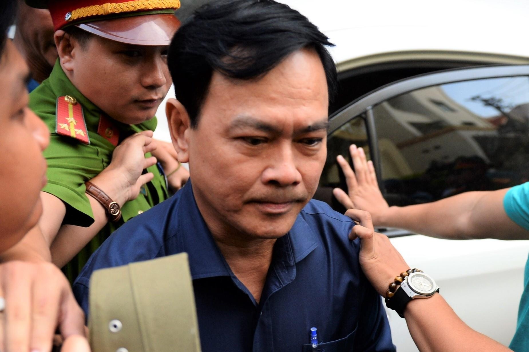 Nguyen Huu Linh duoc hang chuc canh sat che chan khi roi toa hinh anh