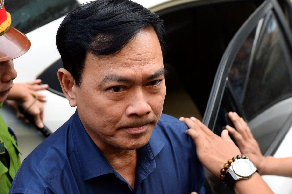 Nguyen Huu Linh duoc bao ve chat che khi buoc vao toa hinh anh