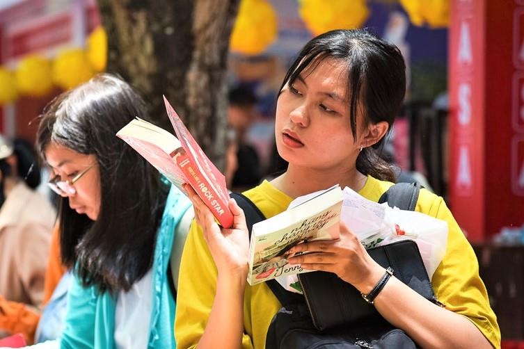 'Van hoa doc sach xay dung nhan cach hoc sinh' hinh anh