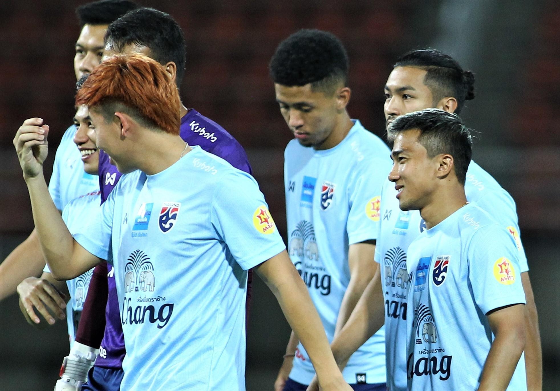 Cau thu Thai Lan cuoi tuoi trong buoi tap truoc tran gap Viet Nam hinh anh