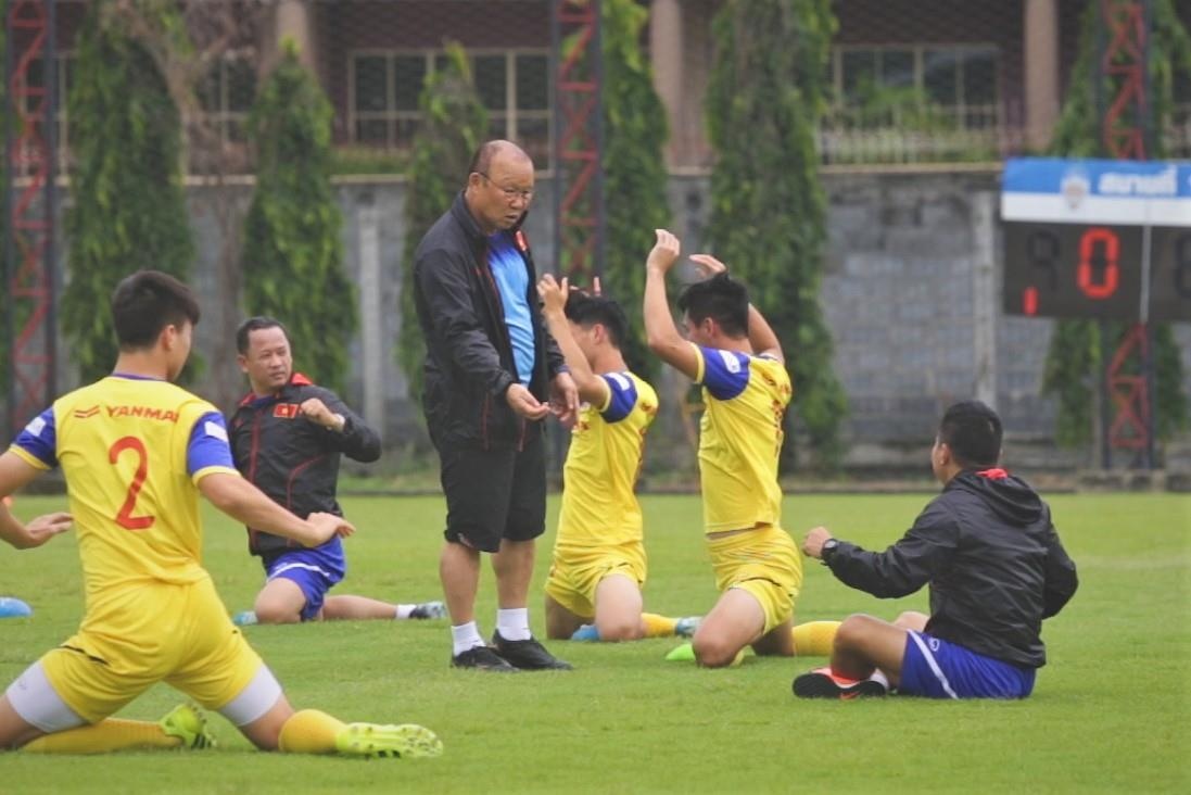 HLV Park yeu cau hoc tro tap trung tap luyen truoc tran gap Thai Lan hinh anh
