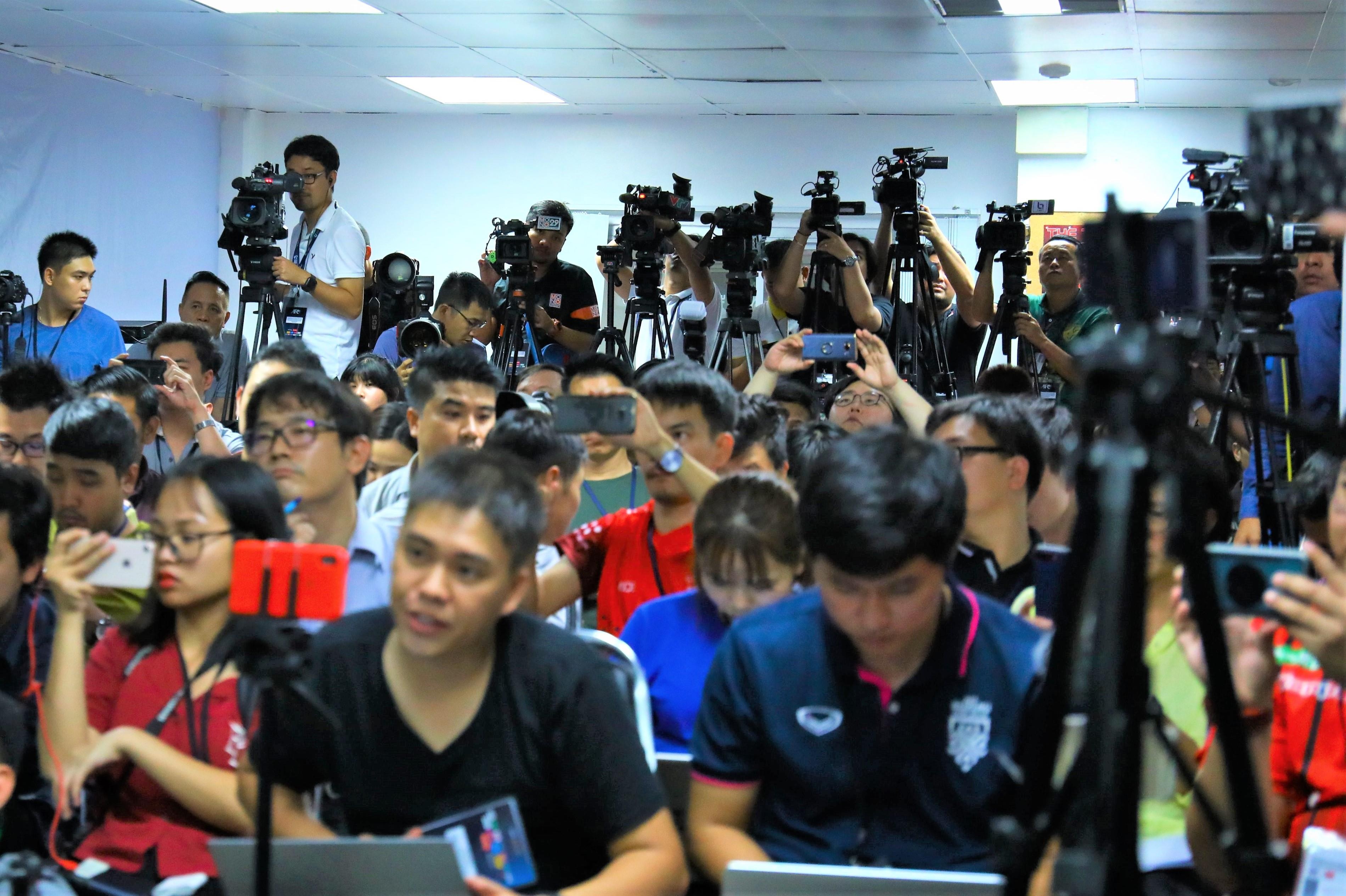 HLV Park benh vuc phong vien Viet Nam tai phong hop bao hinh anh