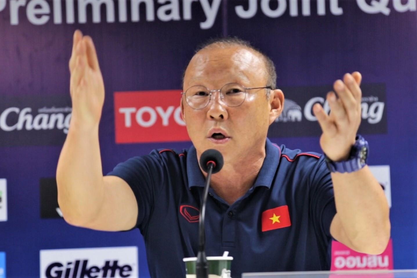 HLV Park noi cau, moi phong vien Thai Lan ra ngoai vi on ao hinh anh