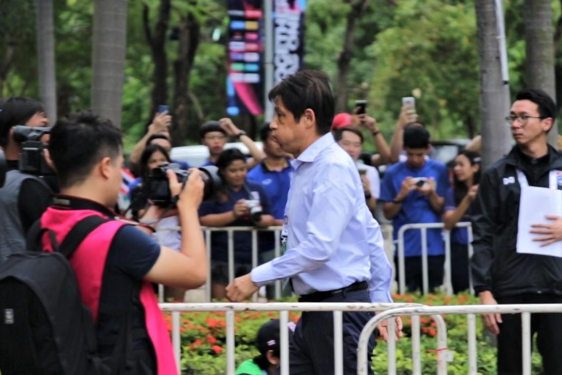 HLV Nishino cang thang, hit tho sau khi buoc vao san hinh anh