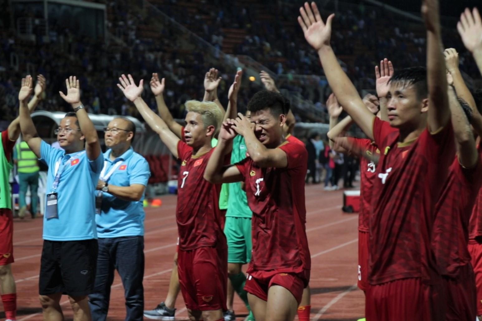 Tuyen Viet Nam cam on CDV voi kieu vo tay quen thuoc hinh anh