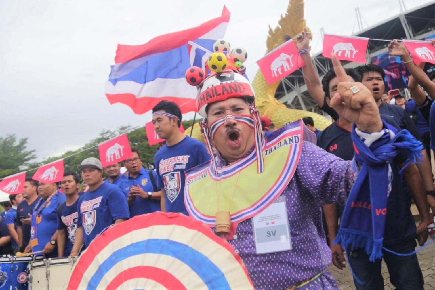 CDV Thai Lan tao nen bau khong khi cuong nhiet truoc gio bong lan hinh anh