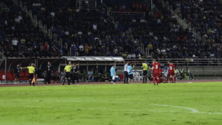 HLV Nishino day cac tro ly tuyen Viet Nam khi ho ho tro cau thu hinh anh