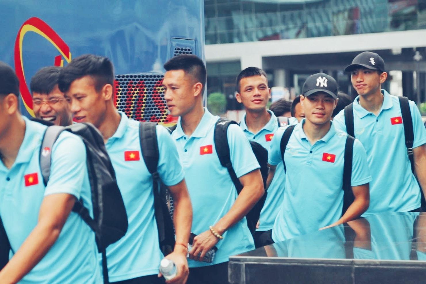 HLV Park vay tay chao CDV truoc khi roi Thai Lan hinh anh