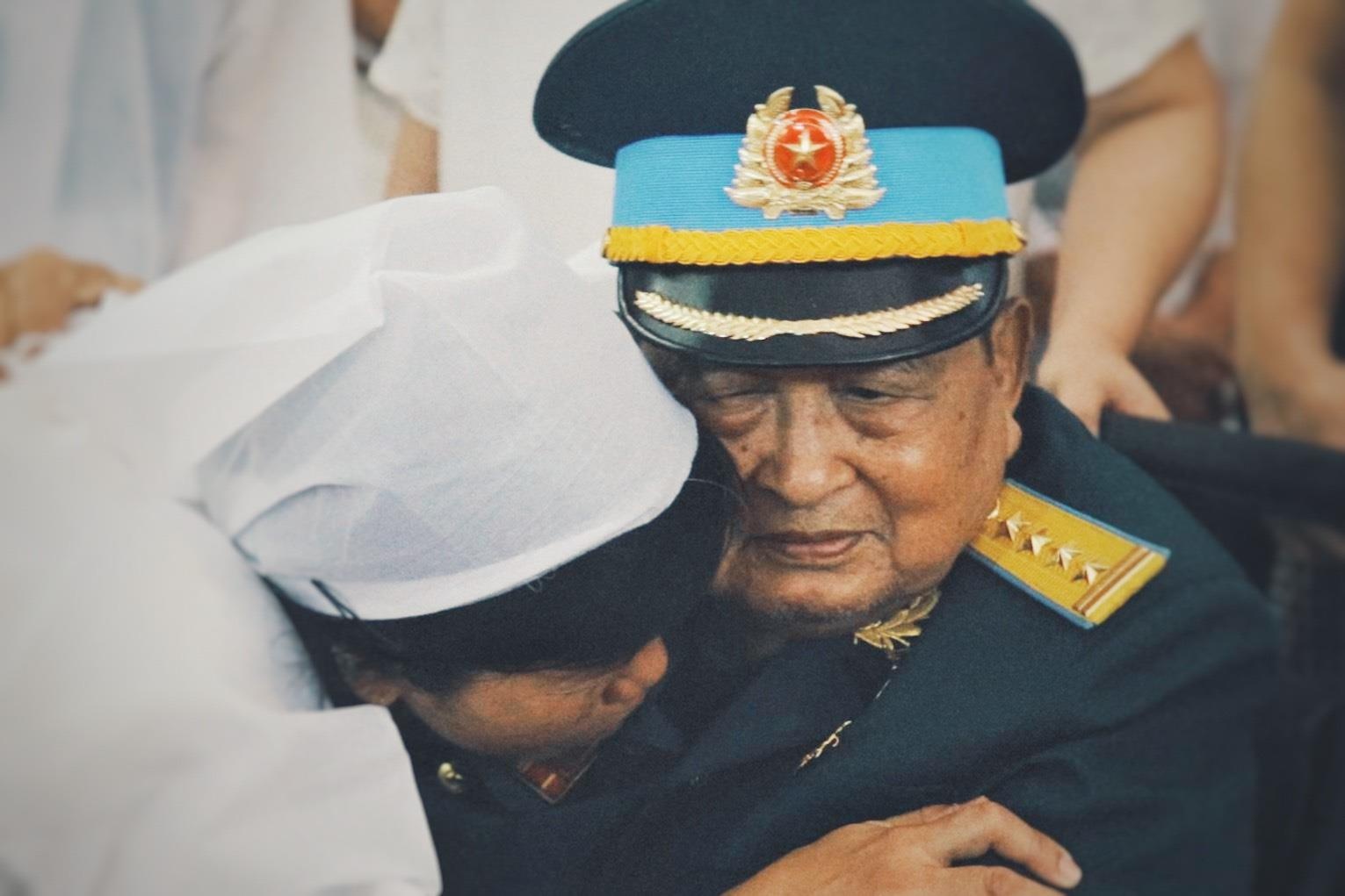 Dong doi khoc khi noi ve chien cong cua anh hung Nguyen Van Bay hinh anh