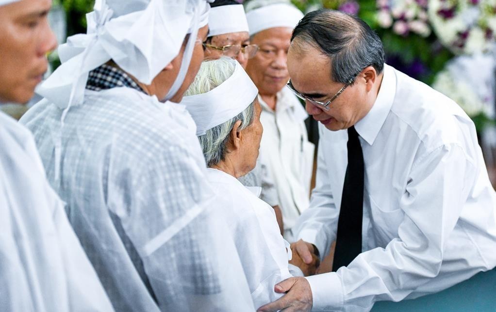 Bi thu Nguyen Thien Nhan vieng anh hung phi cong Nguyen Van Bay hinh anh