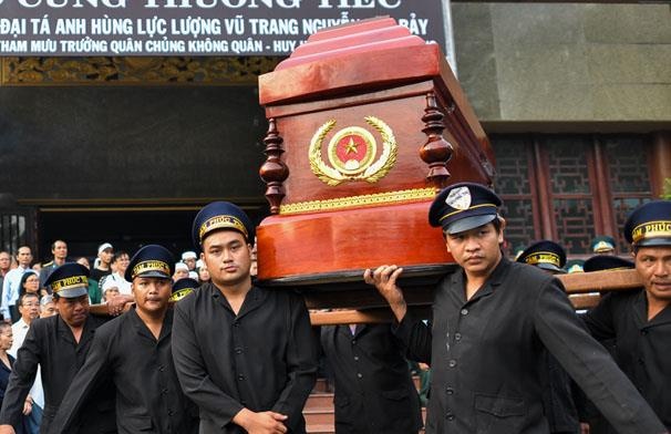 Tien dua linh cuu dai ta phi cong Nguyen Van Bay ve dat me hinh anh