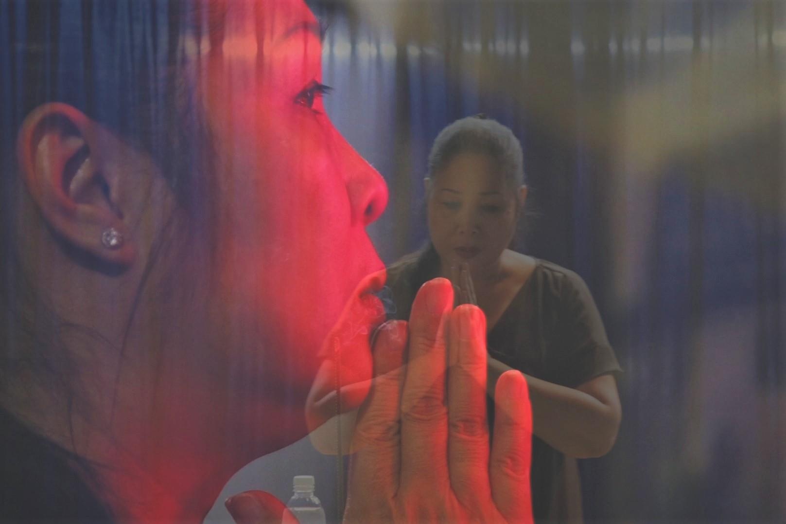 Hong Van co kim nen van roi nuoc mat chia tay san khau Superbowl hinh anh