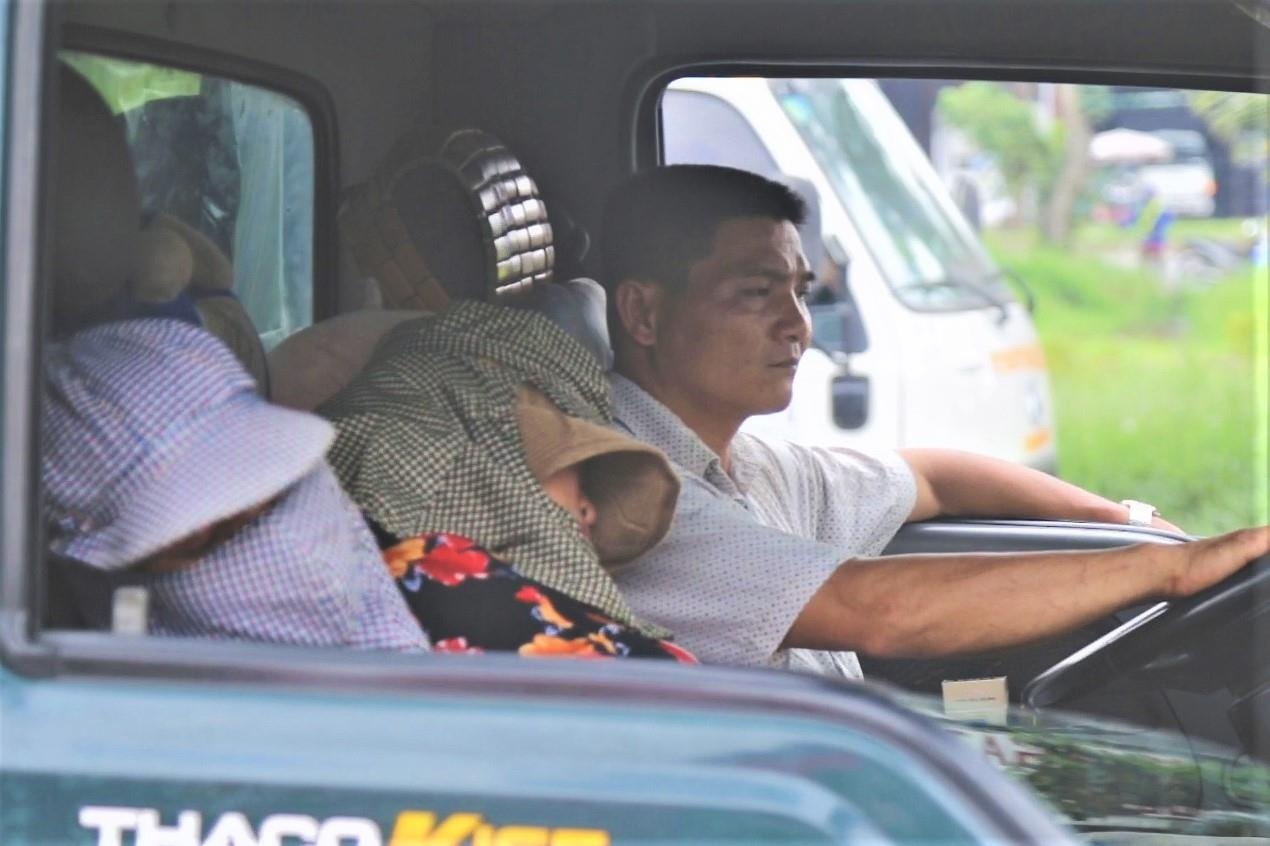 Dong xe noi duoi o dai lo Nguyen Van Linh suot 4 tieng hinh anh