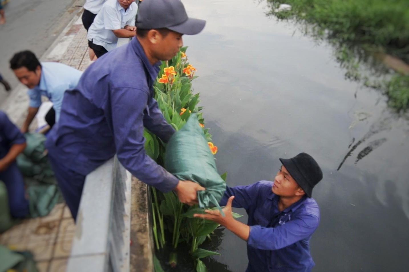 Quan 8 rao riet dap bo bao, dan dung bao cat tranh nuoc tran vao nha hinh anh