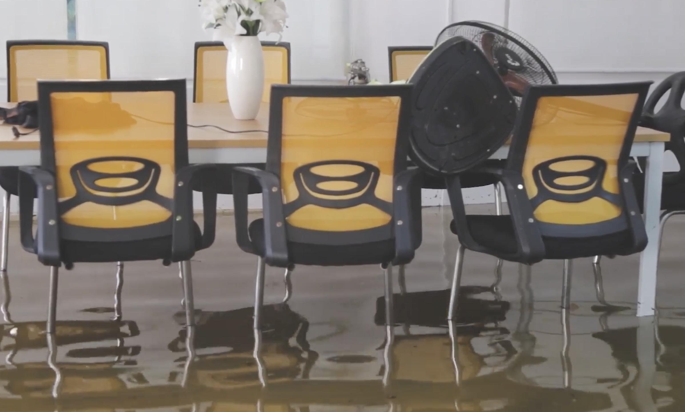 Nuoc tran vao cong ty, nha dan o TP.HCM hinh anh