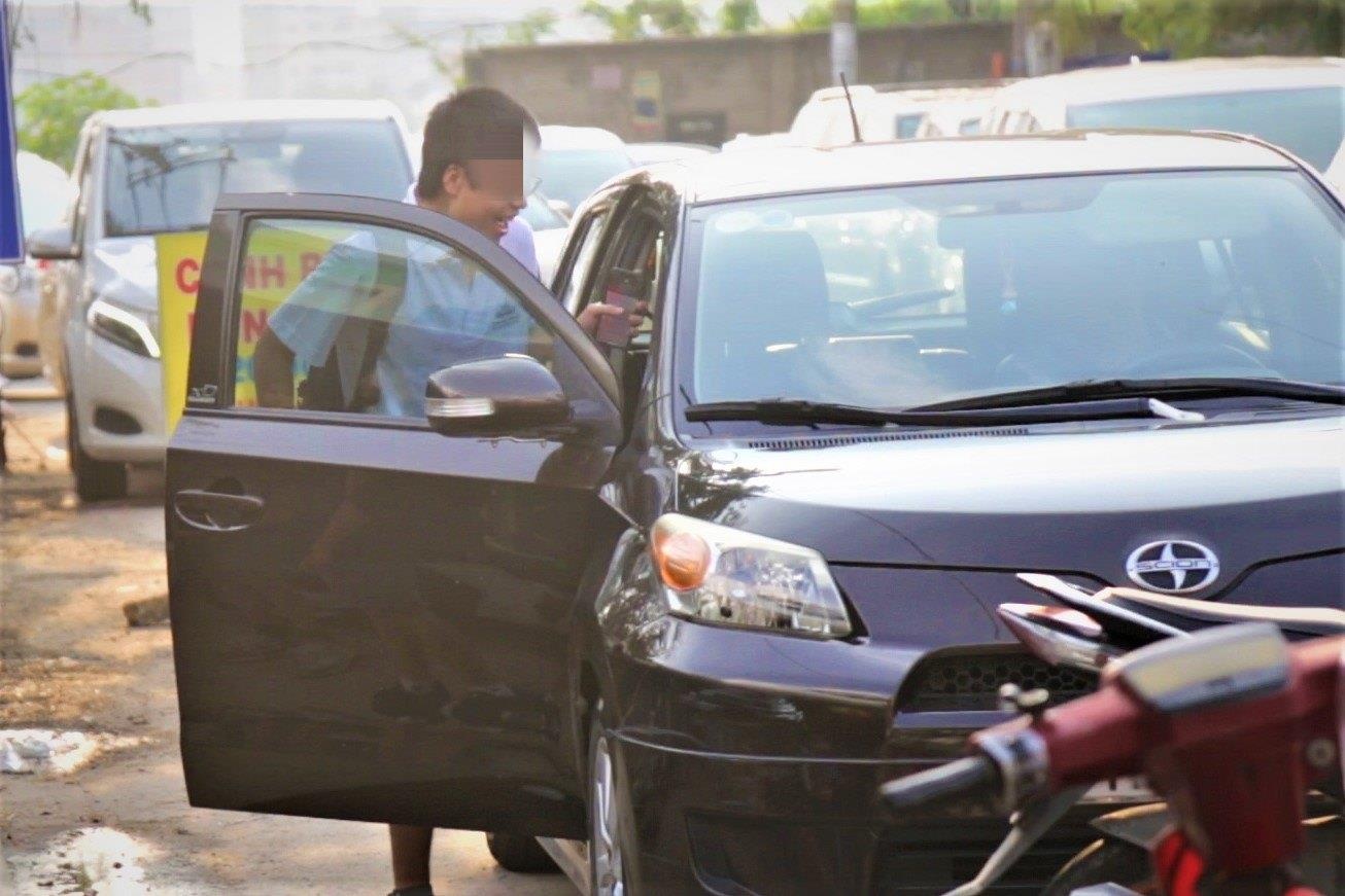 Moi xe hoi don 1 hoc sinh, duong vao Thao Dien ket cung hinh anh