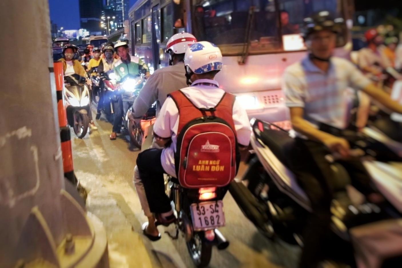 Giao thong Hang Xanh hon loan vi dong giao lo chan cau Van Thanh hinh anh