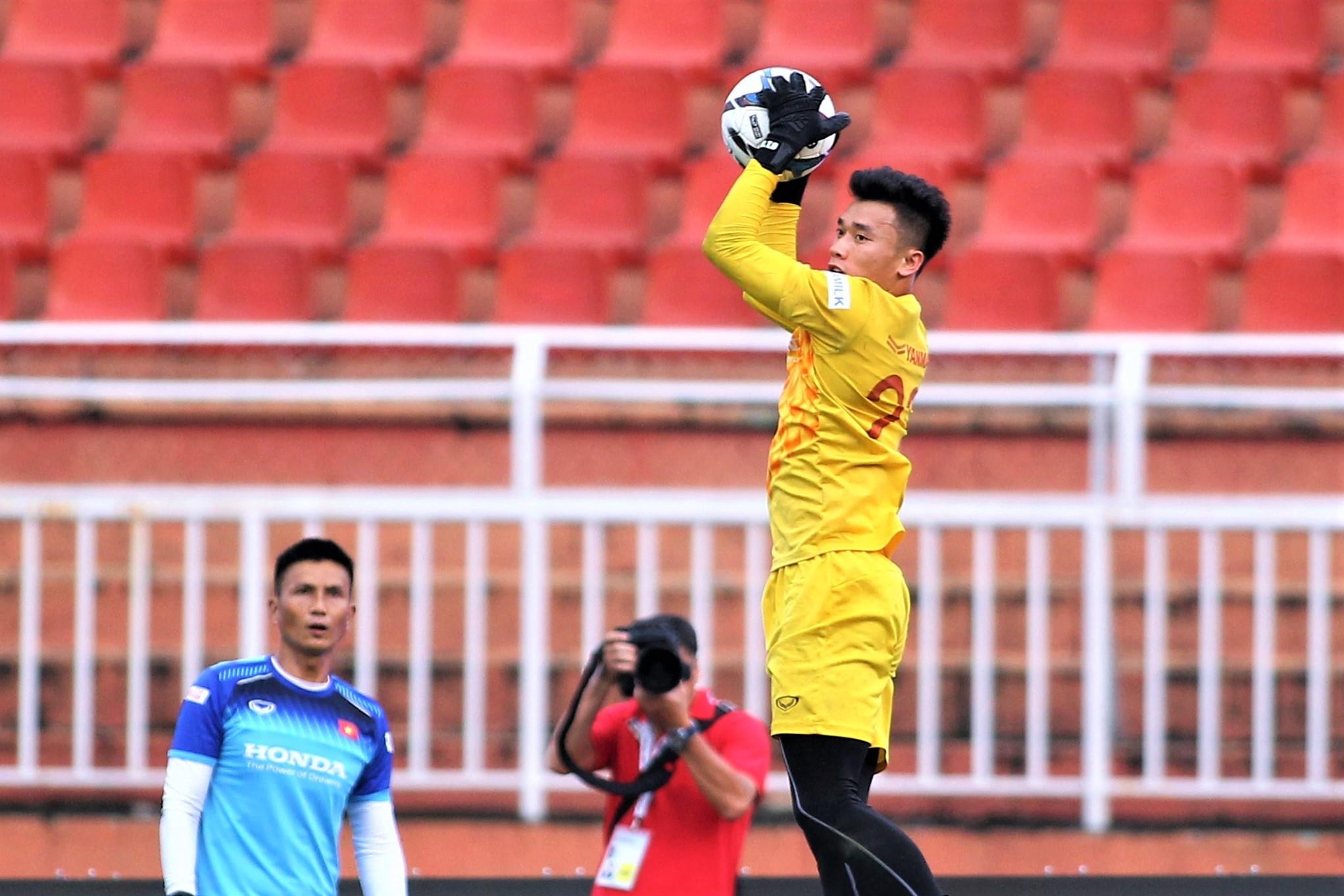 Bui Tien Dung: 'Tu tin gap UAE vi co 2 tran bat chinh o CLB' hinh anh