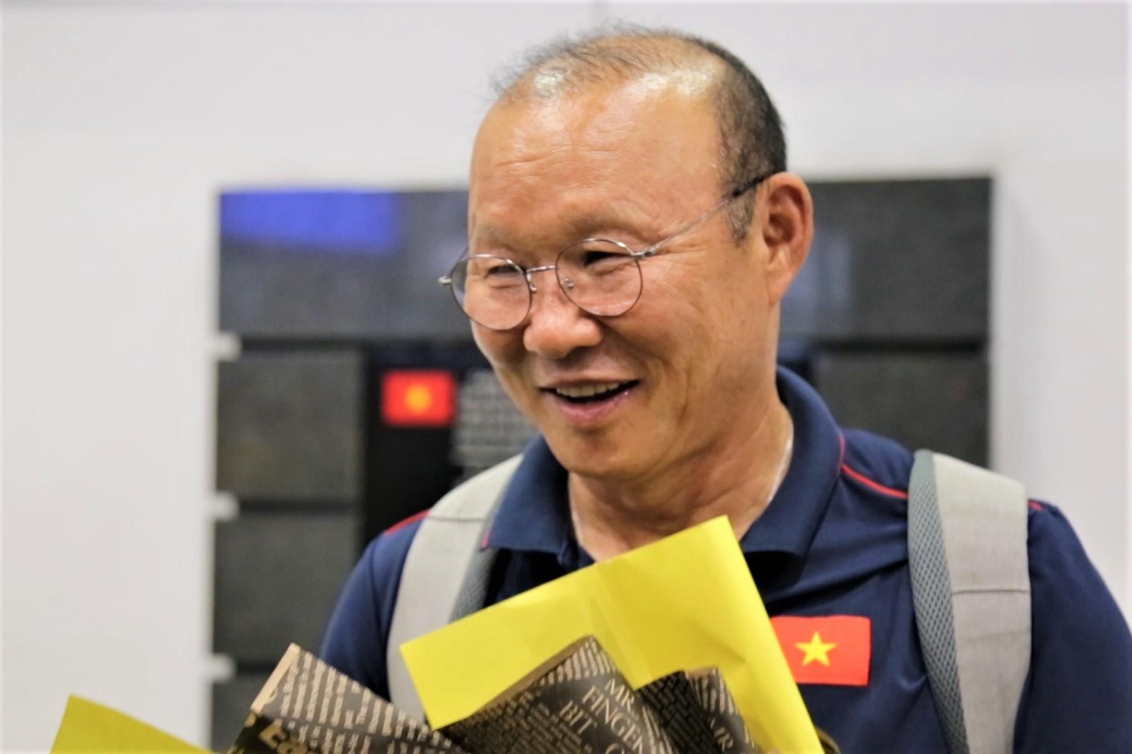 HLV Park len nham oto, voi vang noi chuyen bay ra Ha Noi hinh anh