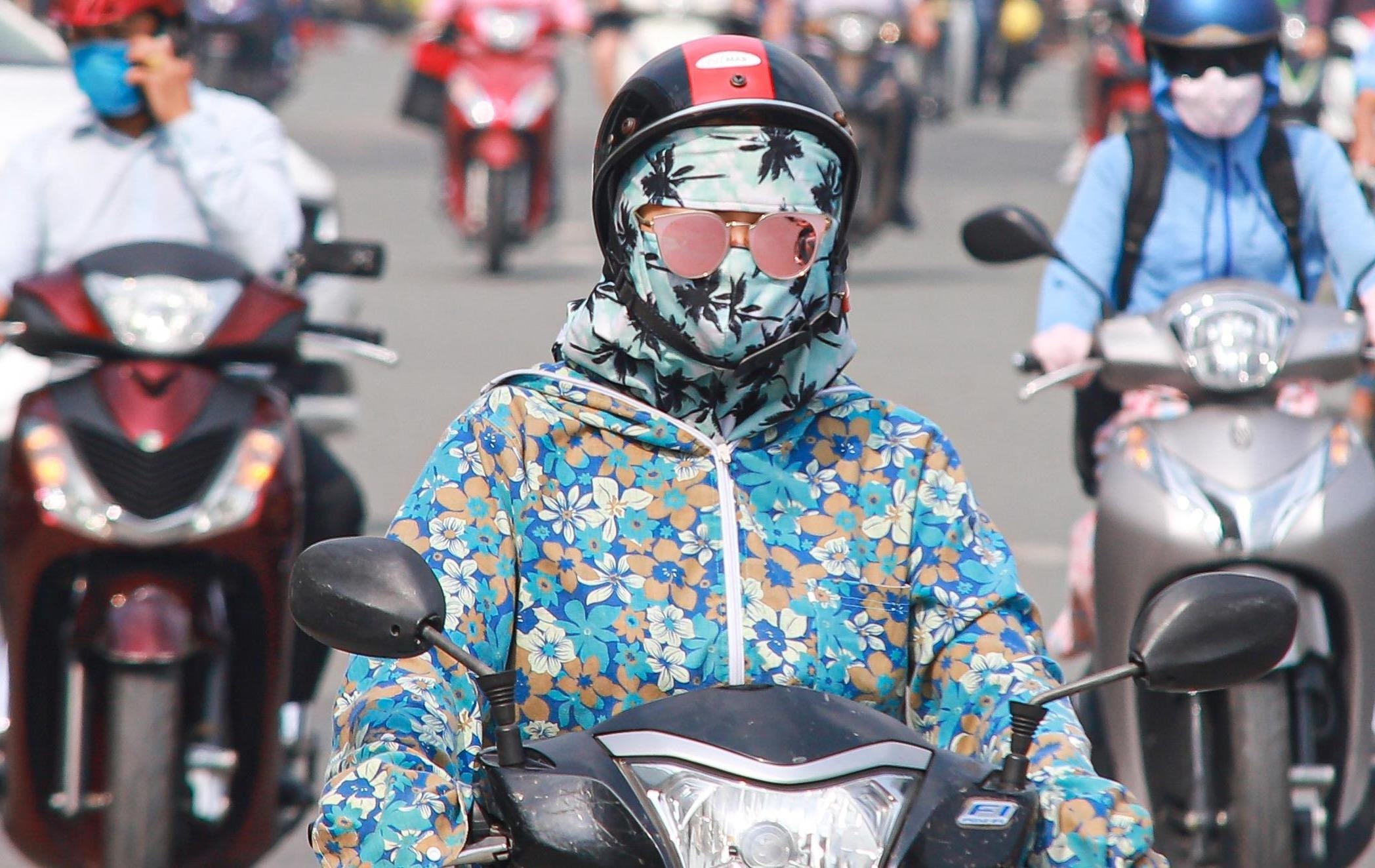 Nguoi Sai Gon cay mat trong buoi sang mu mit bui va suong hinh anh