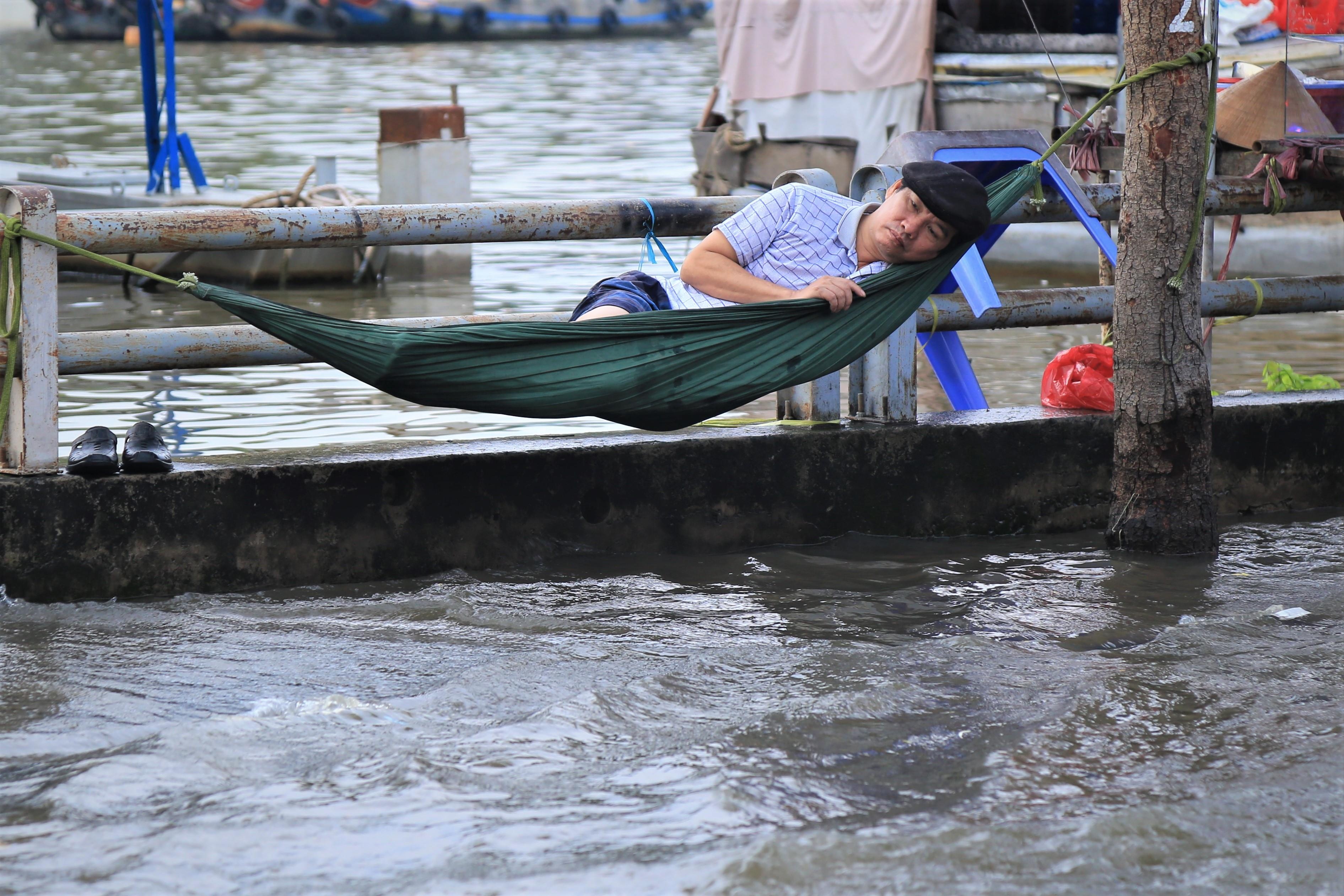 Trieu cuong dat dinh, nguoi dan TP.HCM gong minh chong ngap hinh anh