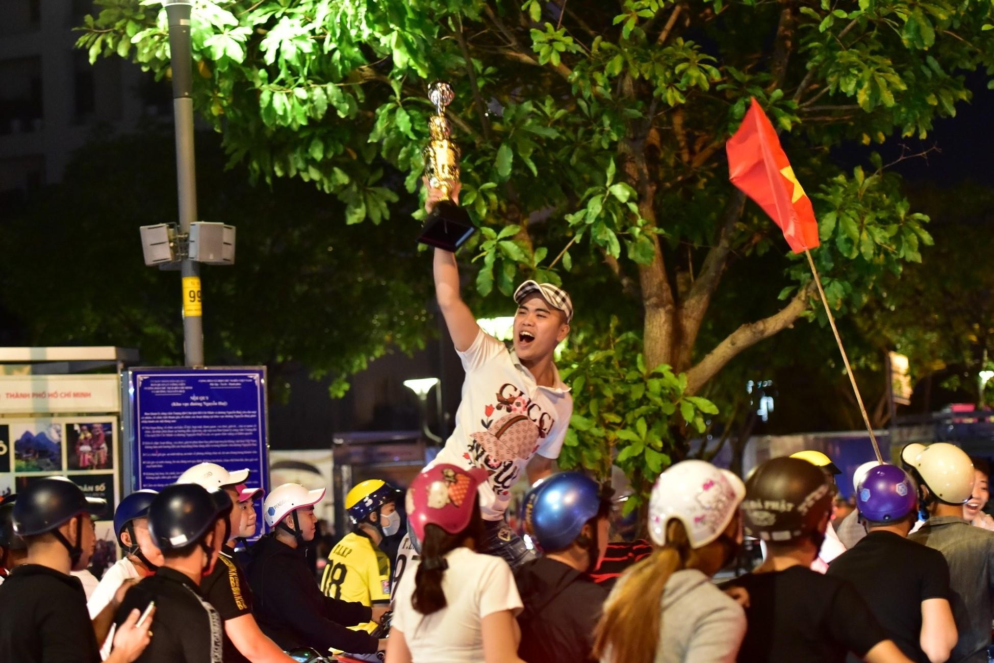 Pho di bo Nguyen Hue sau 23h ngay tuyen Viet Nam thang UAE hinh anh