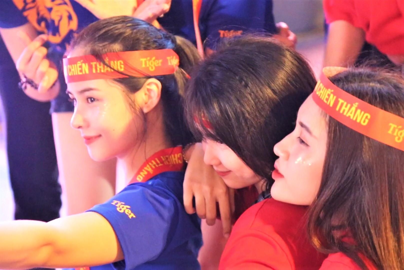 Pho di bo Nguyen Hue nhu co le hoi truoc tran Viet Nam - Thai Lan hinh anh