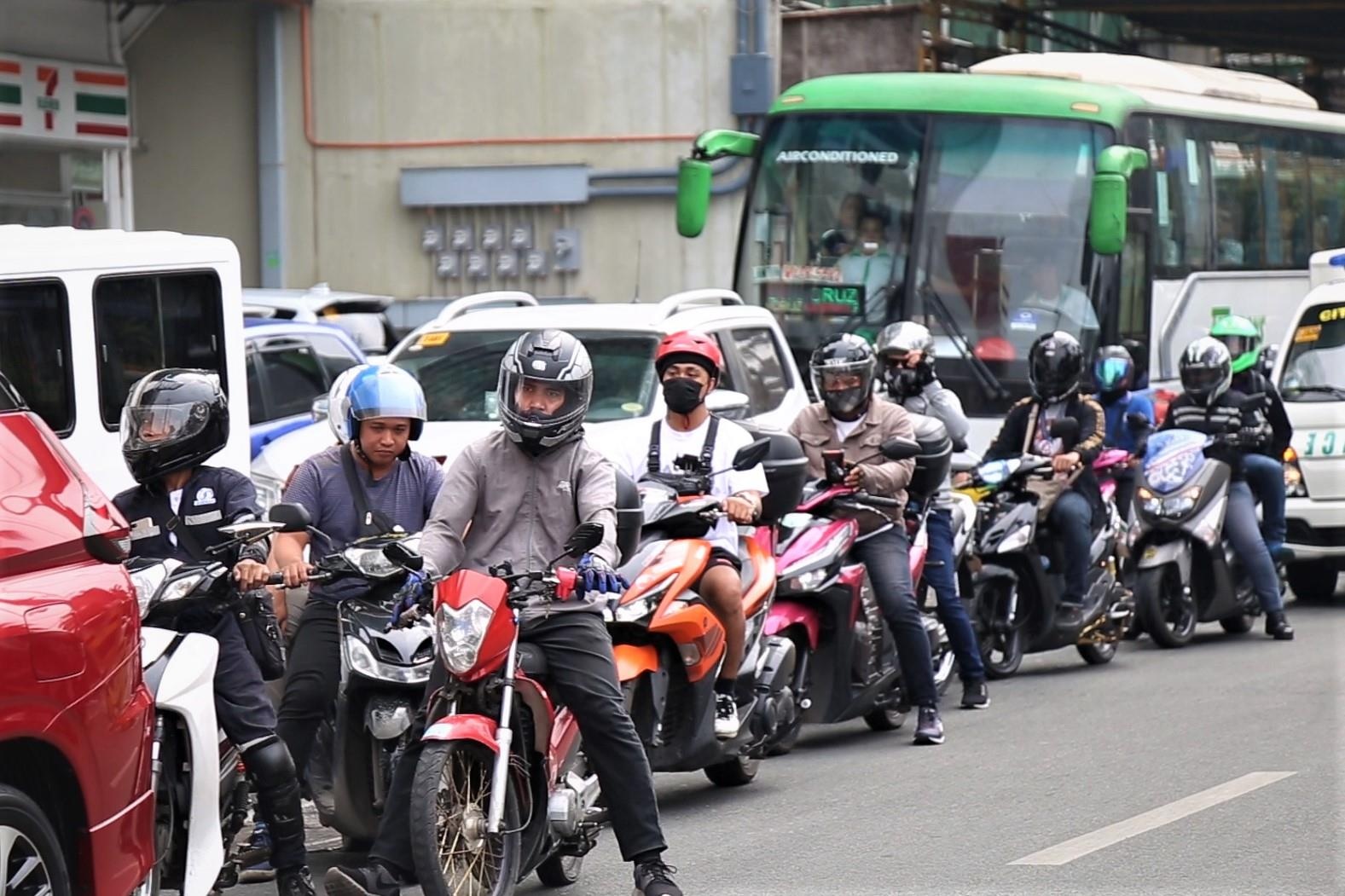 Khach san U22 Viet Nam dong quan nam giua diem ket xe o Manila hinh anh