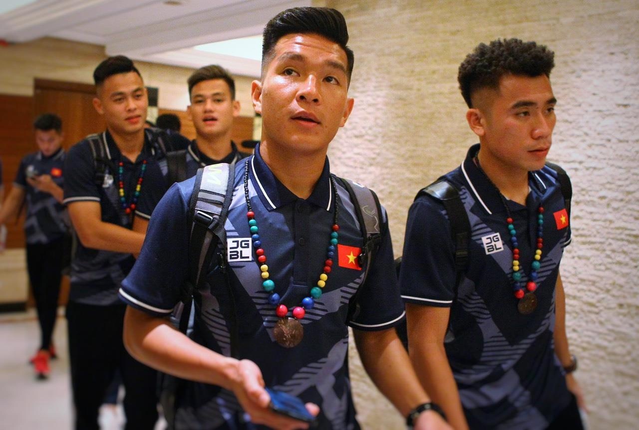 HLV Park khong co mat cung cau thu khi den khach san Jen Manila hinh anh