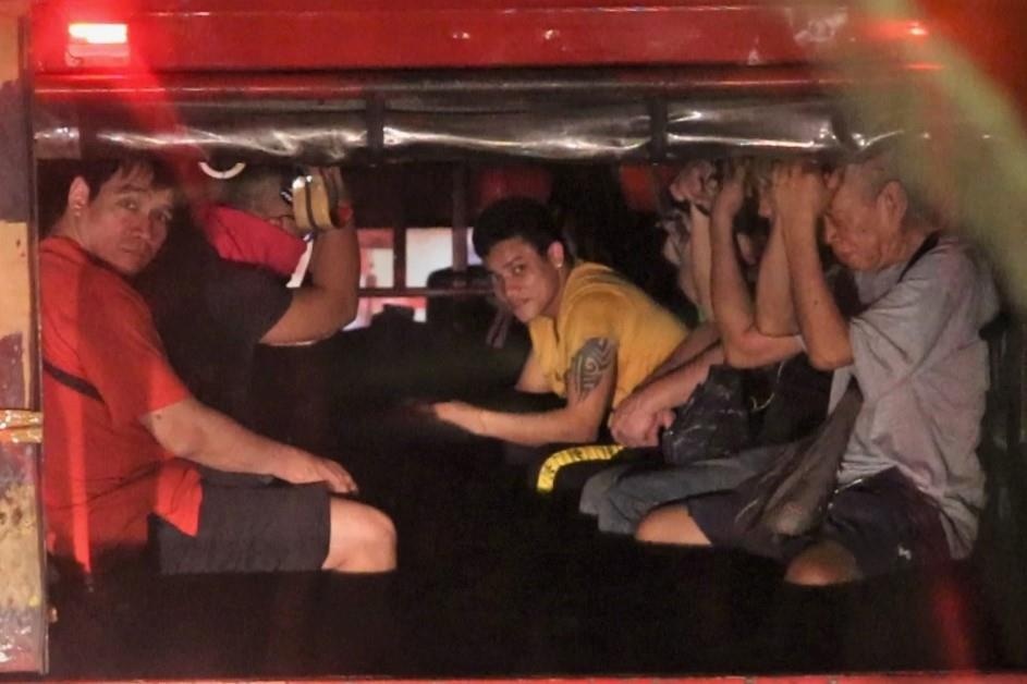 Trai nghiem ket xe tren tuyen duong 40 km tu SVD ve khach san U22 VN o hinh anh