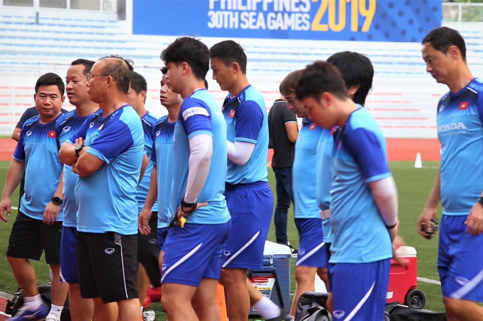 HLV Park co doi tro ly hon 10 nguoi hinh anh