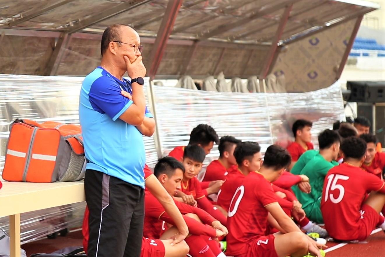 HLV Park ngong ra san o buoi tap dau cua U22 Viet Nam hinh anh