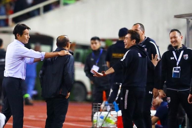 HLV Nishino thay mat tro ly xin loi HLV Park hinh anh