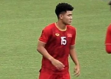 Duc Chinh tich cuc khoi dong o doi hinh U22 Viet Nam hinh anh